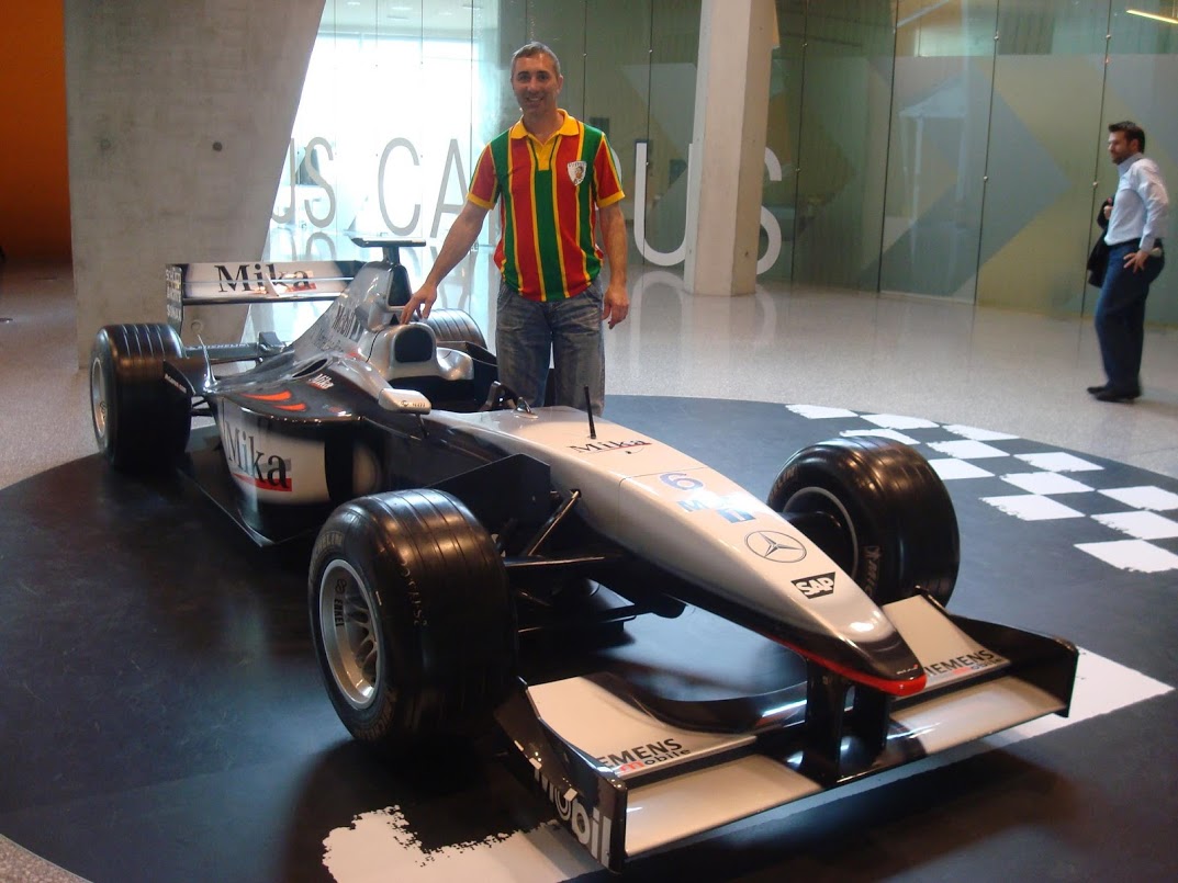 O atleta Gilmar DallAgnol posa ao lado da MacLaren/Mercedes-Bens utilizada por Mikka Hakkinen exposta no Museu da Mercedes-Bens em Stuttgart, na Alemanha. Setembro de 2012.