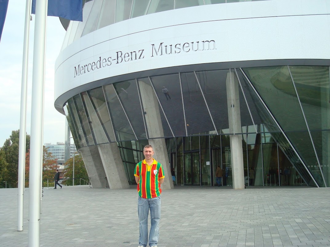 O atleta Gilmar DallAgnol em visita ao Museu da Mercedes-Bens na cidade de Stuttgart, na Alemanha. Setembro de 2012.